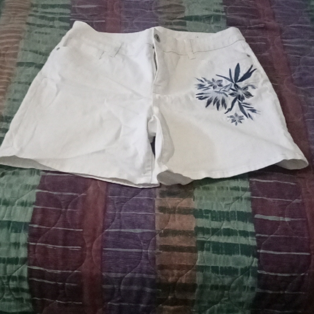 Free With $10 Purchase St John's Bay White Floral Women's Shorts - Picture 3 of 10